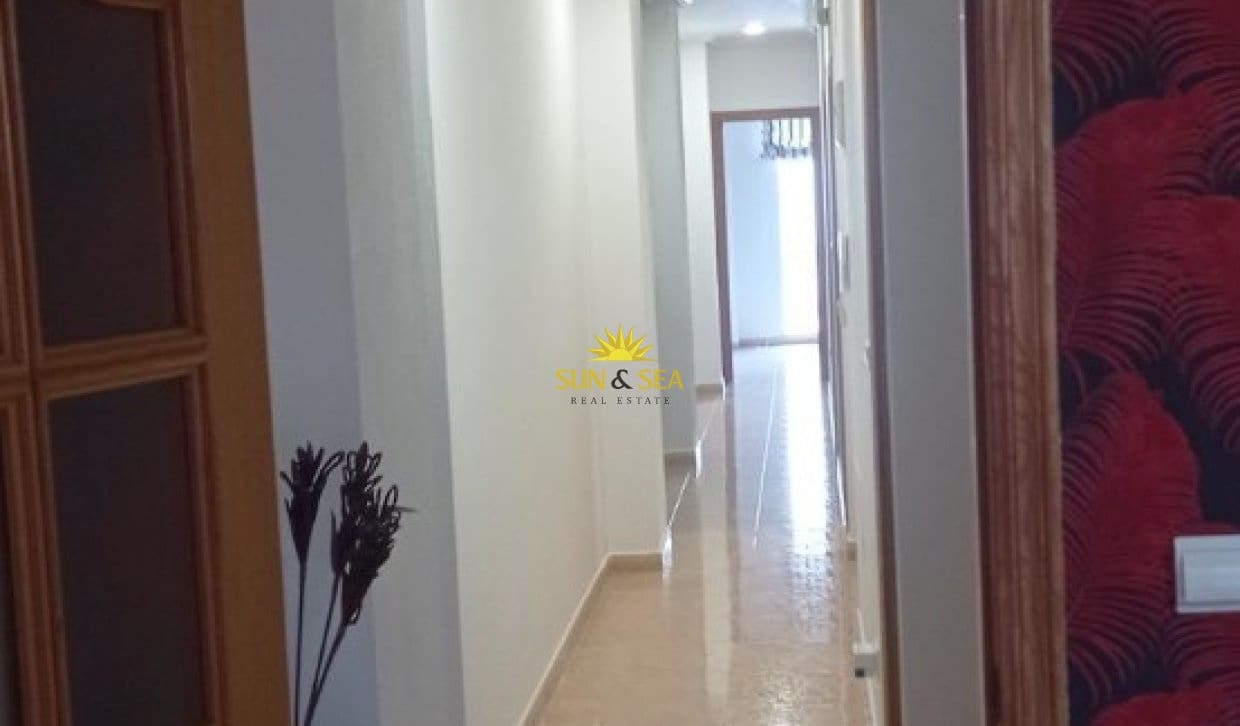 3 soveværelse Lejlighed til leje i Torrevieja - € 1.000 (Ref: 9816516)