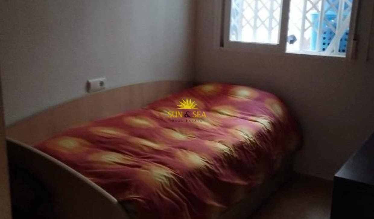 3 soveværelse Lejlighed til leje i Torrevieja - € 1.000 (Ref: 9816516)