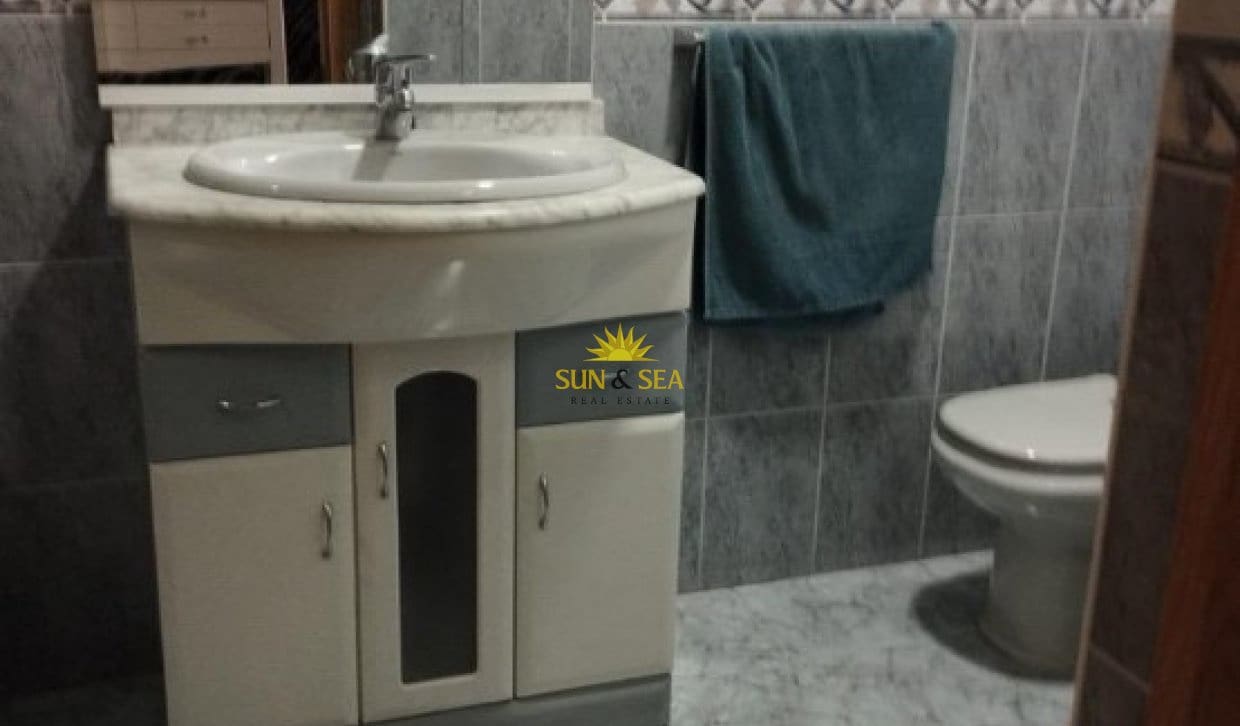 3 soveværelse Lejlighed til leje i Torrevieja - € 1.000 (Ref: 9816516)