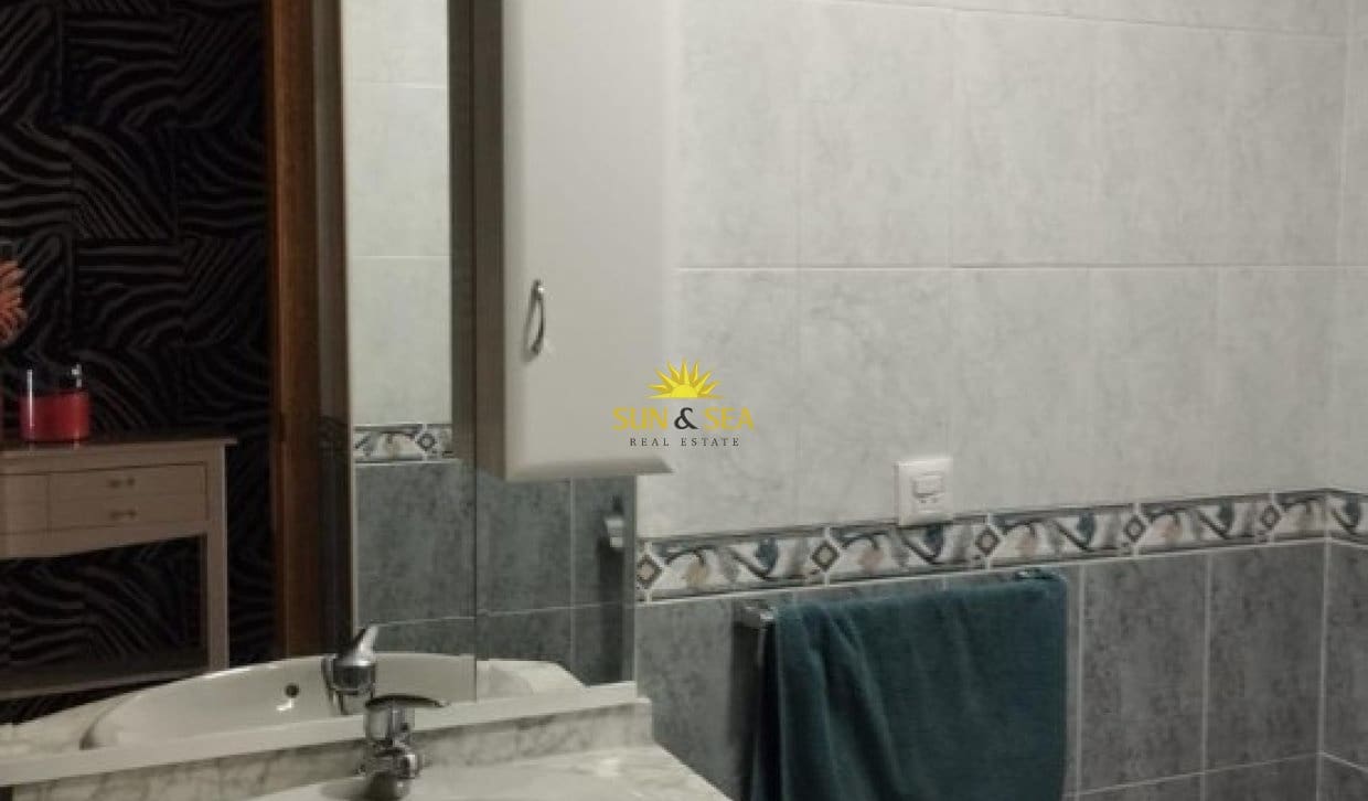3 soveværelse Lejlighed til leje i Torrevieja - € 1.000 (Ref: 9816516)
