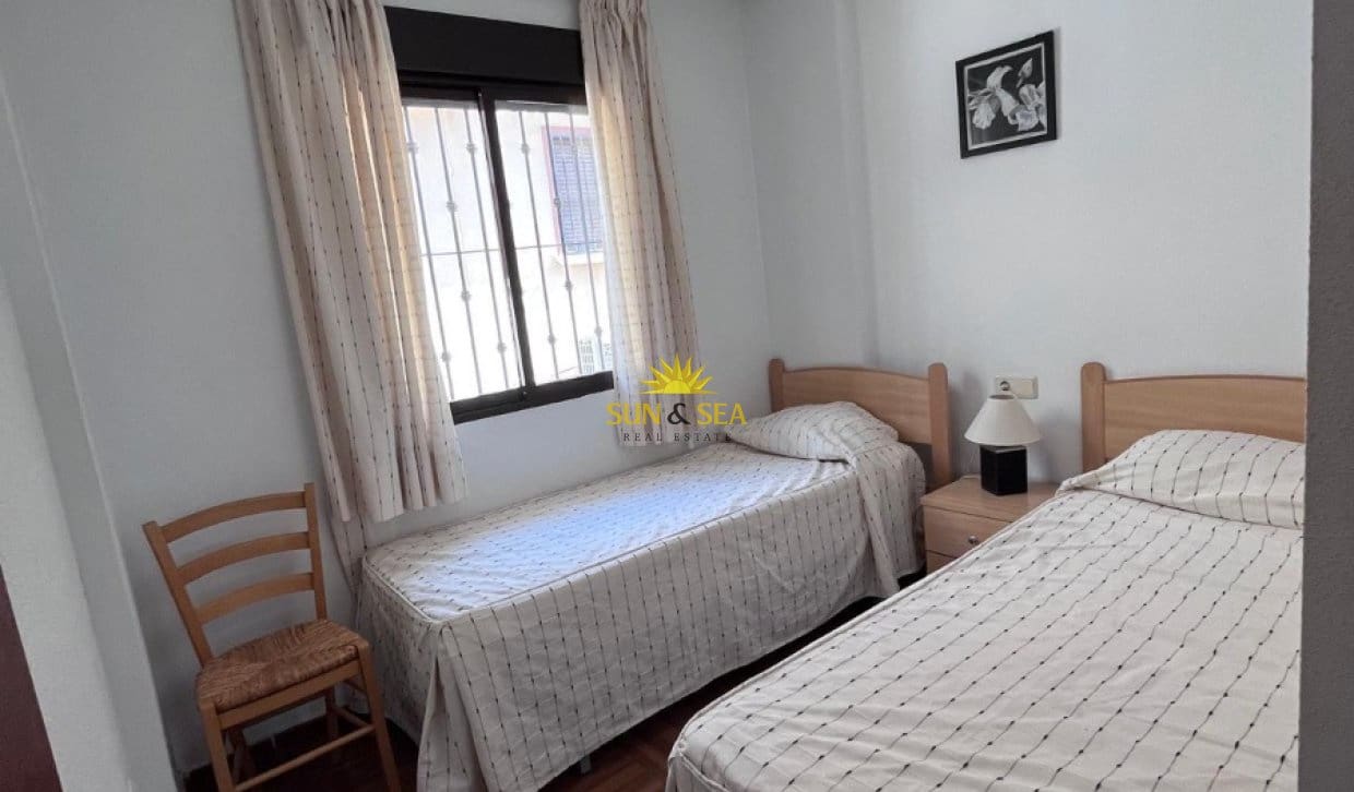 2 makuuhuone Huoneisto vuokrattavana paikassa Torrevieja mukana uima-altaan 
autotalli - 950 € (Ref: 9816620)