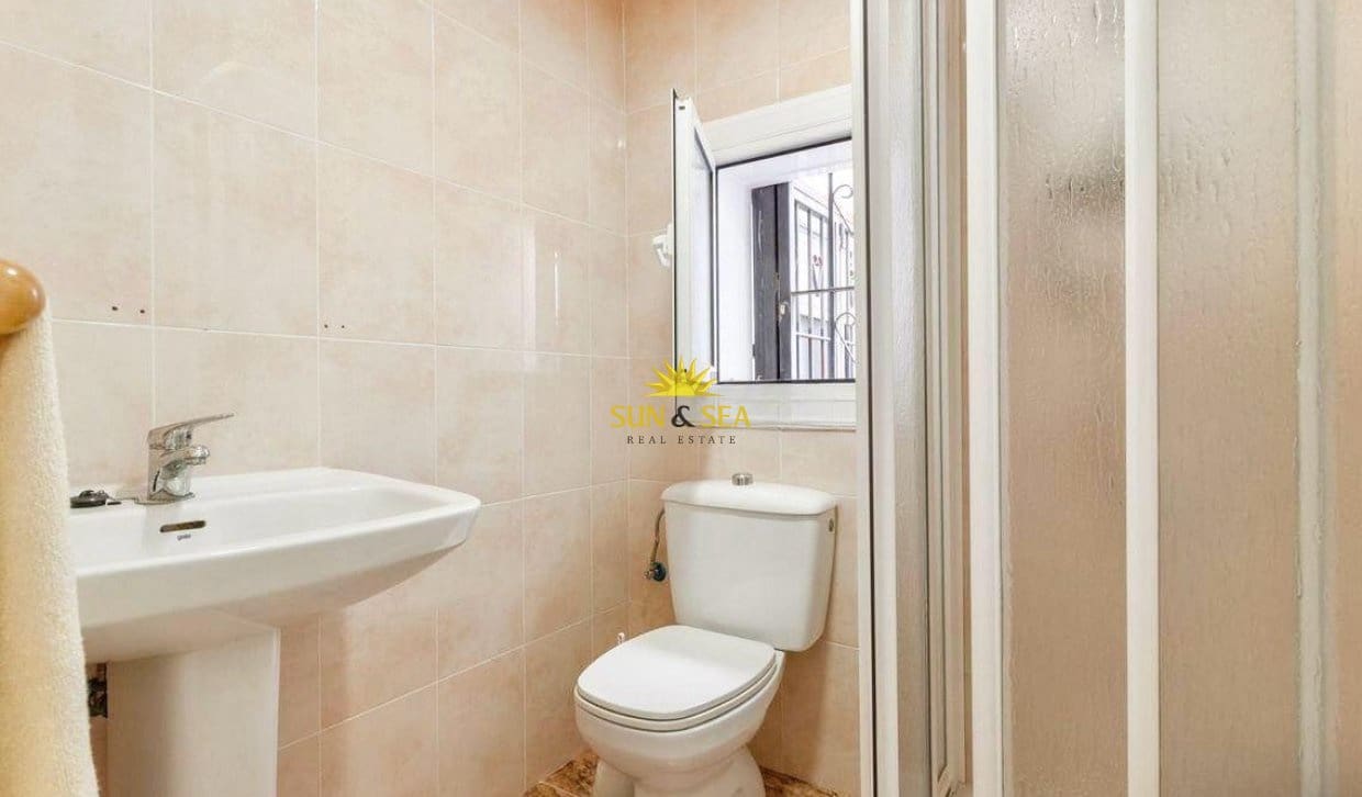 3 quarto Casa em Banda para arrendar em Torrevieja com piscina garagem - 1 100 € (Ref: 9816621)