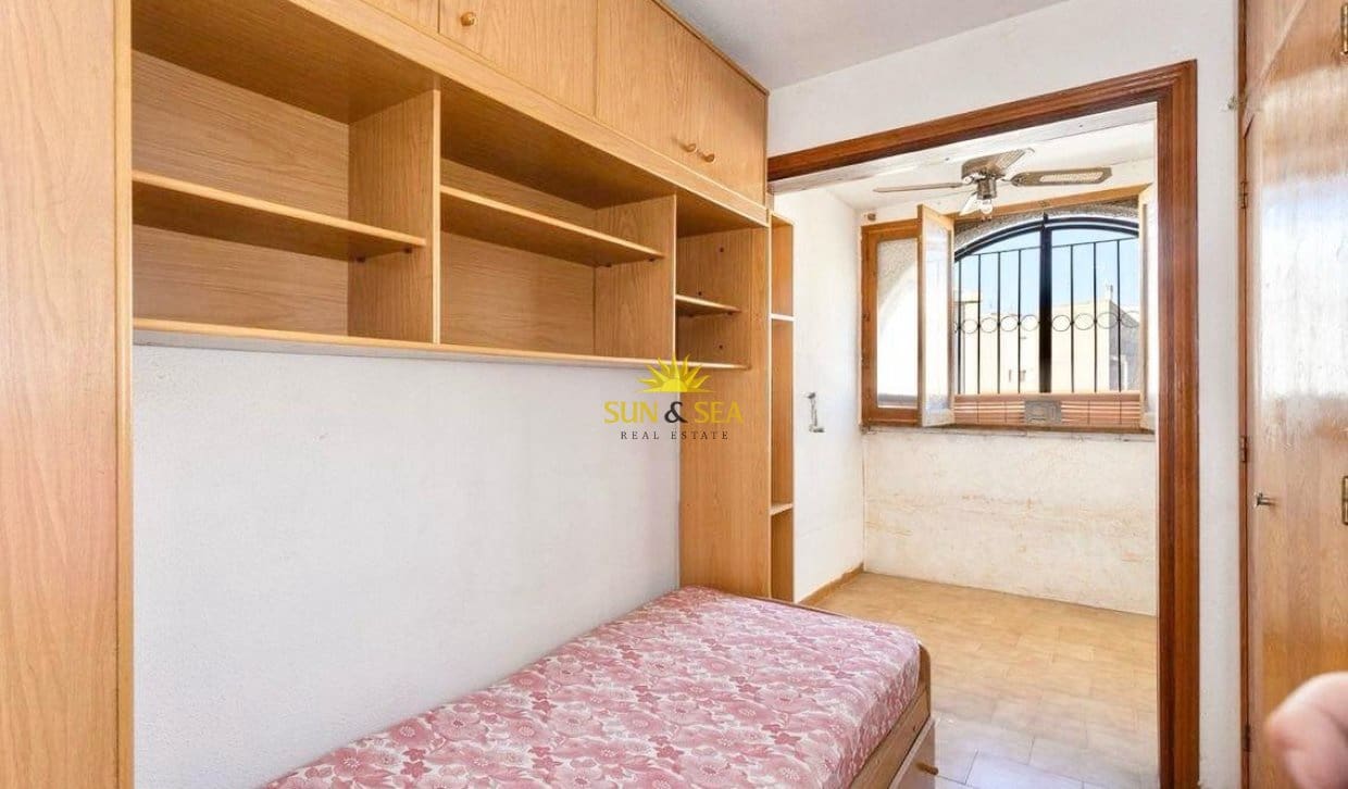 3 quarto Casa em Banda para arrendar em Torrevieja com piscina garagem - 1 100 € (Ref: 9816621)