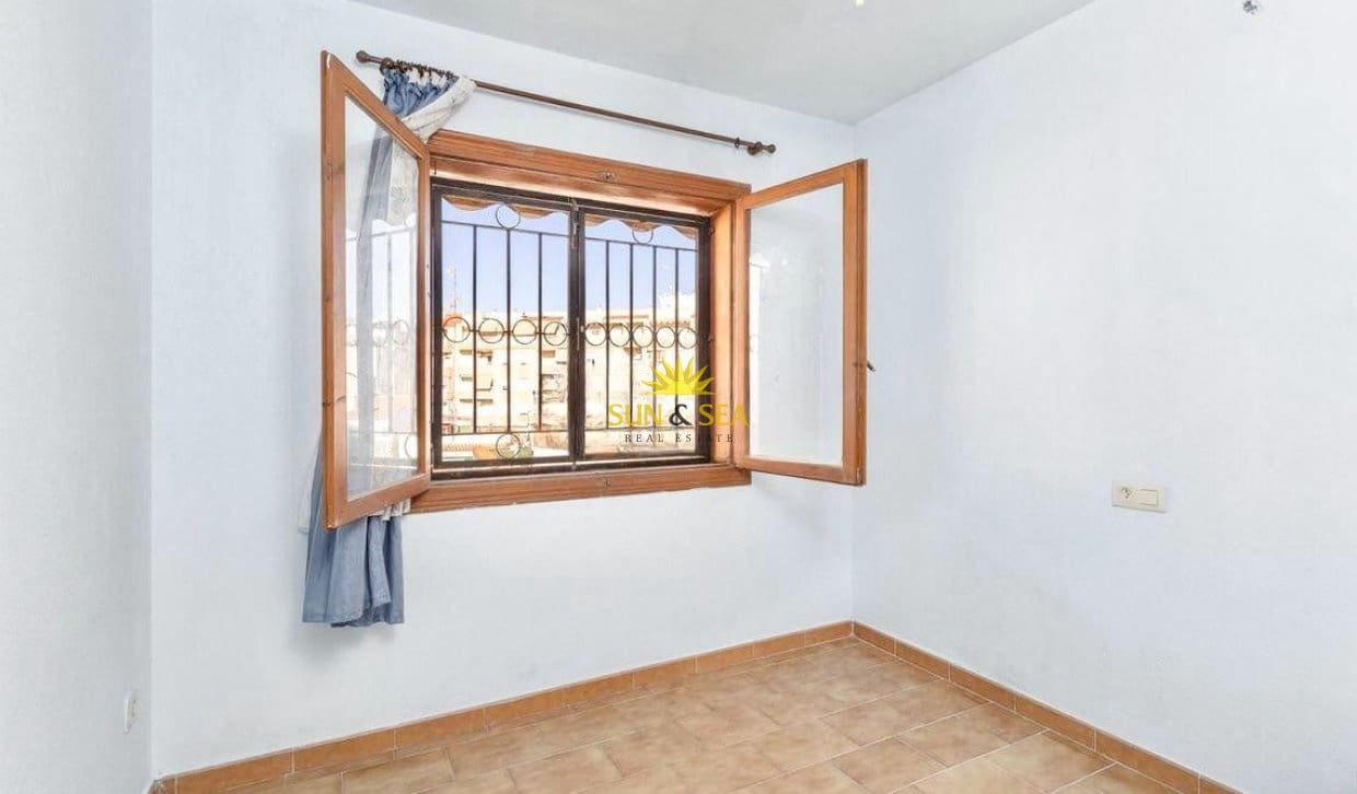 3 quarto Casa em Banda para arrendar em Torrevieja com piscina garagem - 1 100 € (Ref: 9816621)