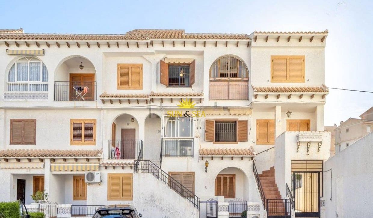 3 quarto Casa em Banda para arrendar em Torrevieja com piscina garagem - 1 100 € (Ref: 9816621)