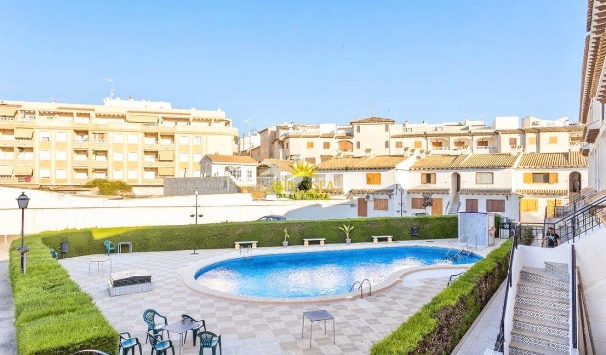 3 quarto Casa em Banda para arrendar em Torrevieja com piscina garagem - 1 100 € (Ref: 9816621)