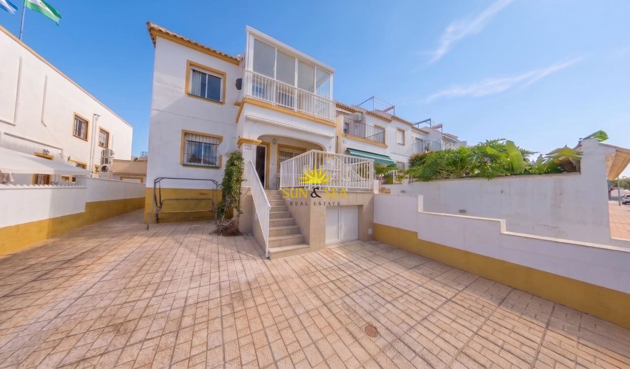3 bedroom Villa for rent in Orihuela Costa with garage - € 1,000 (Ref: 9821804)
