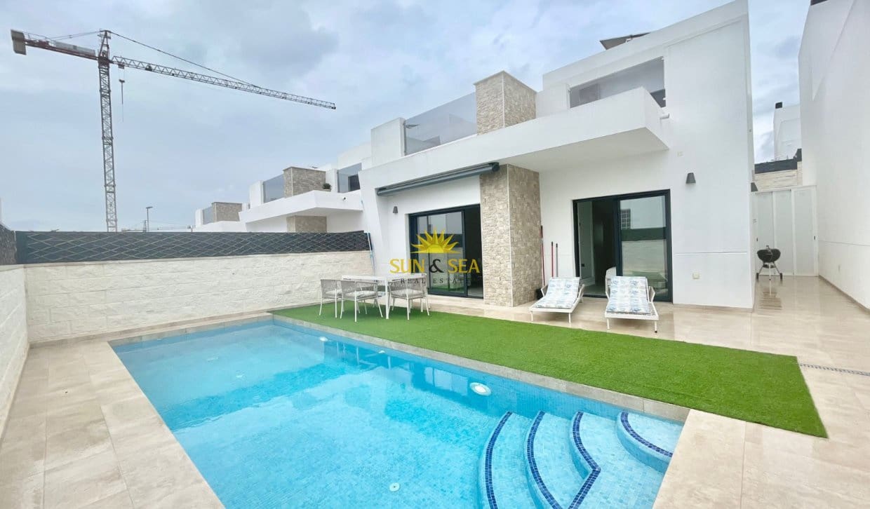 3 bedroom Villa for rent in Benijofar with pool garage - € 2,250 (Ref: 9823207)