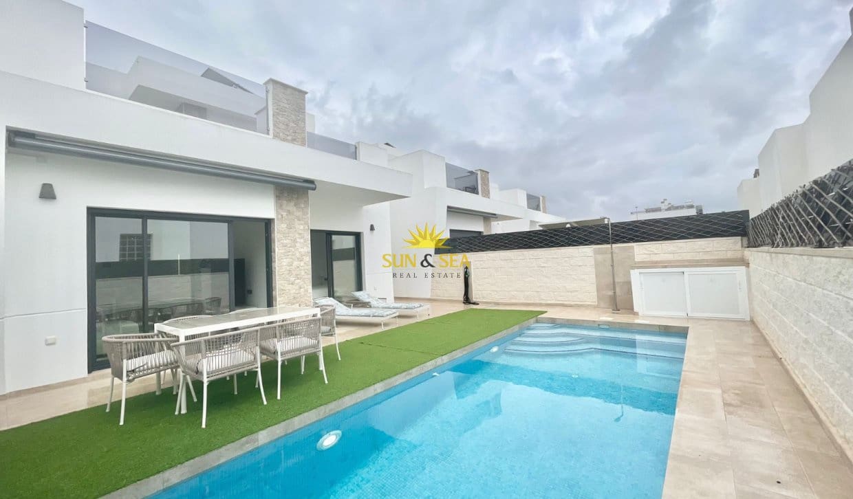 3 bedroom Villa for rent in Benijofar with pool garage - € 2,250 (Ref: 9823207)