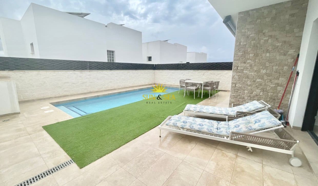 3 bedroom Villa for rent in Benijofar with pool garage - € 2,250 (Ref: 9823207)