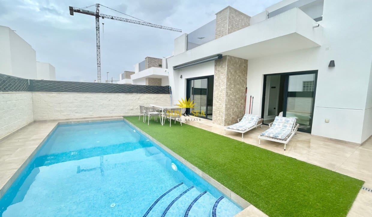 3 bedroom Villa for rent in Benijofar with pool garage - € 2,250 (Ref: 9823207)