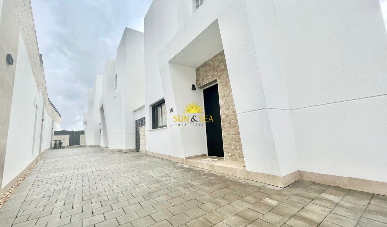 3 bedroom Villa for rent in Benijofar with pool garage - € 2,250 (Ref: 9823207)