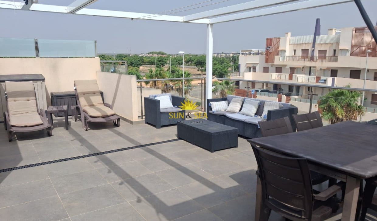 2 bedroom Penthouse for rent in Pilar de la Horadada with pool - € 800 (Ref: 9823208)
