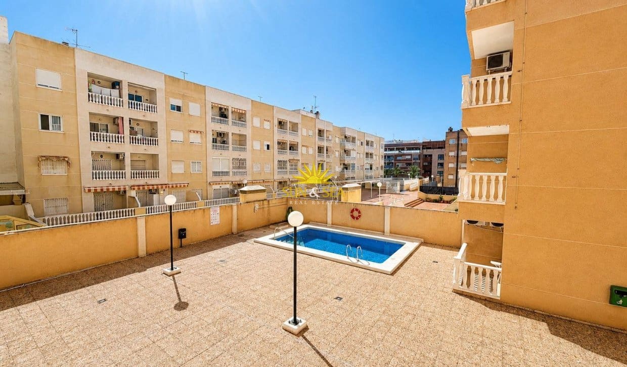 1 chambre Appartement à vendre à Torrevieja avec piscine - 110 000 € (Ref: 9827679)