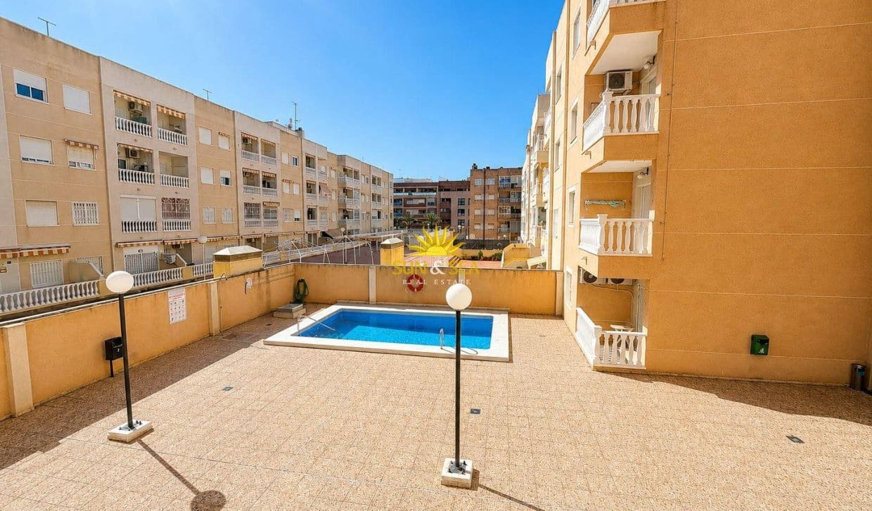 1 chambre Appartement à vendre à Torrevieja avec piscine - 110 000 € (Ref: 9827679)