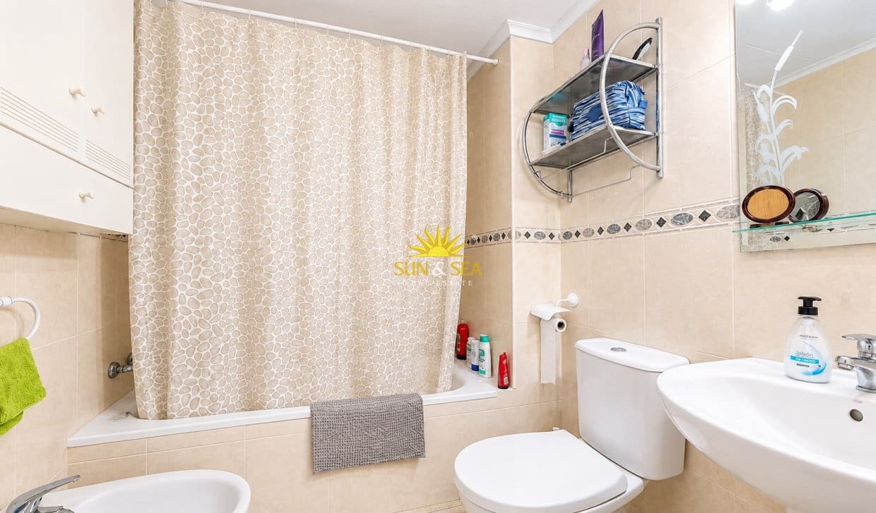 1 sypialnia Apartament na sprzedaż w Torrevieja z basenem - 99 990 € (Ref: 9827679)