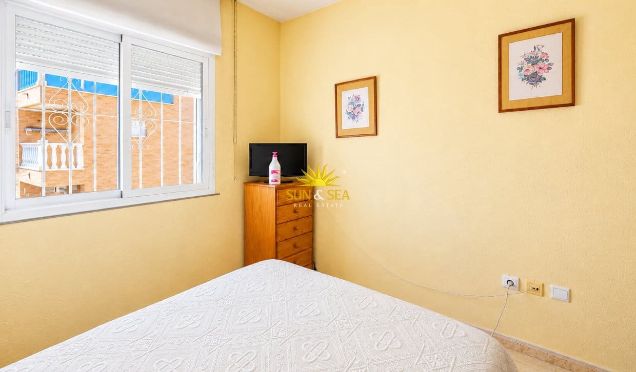 1 sypialnia Apartament na sprzedaż w Torrevieja z basenem - 99 990 € (Ref: 9827679)