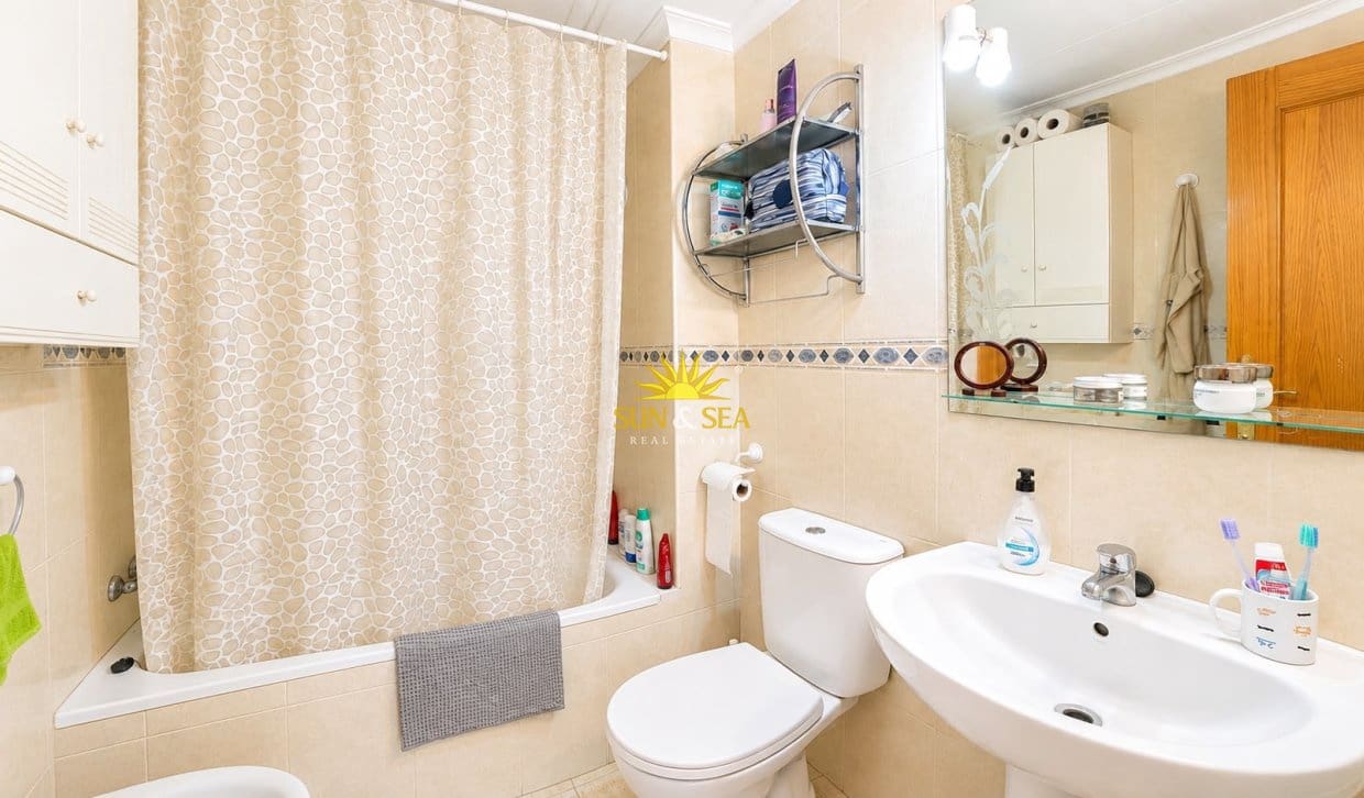 1 sypialnia Apartament na sprzedaż w Torrevieja z basenem - 99 990 € (Ref: 9827679)
