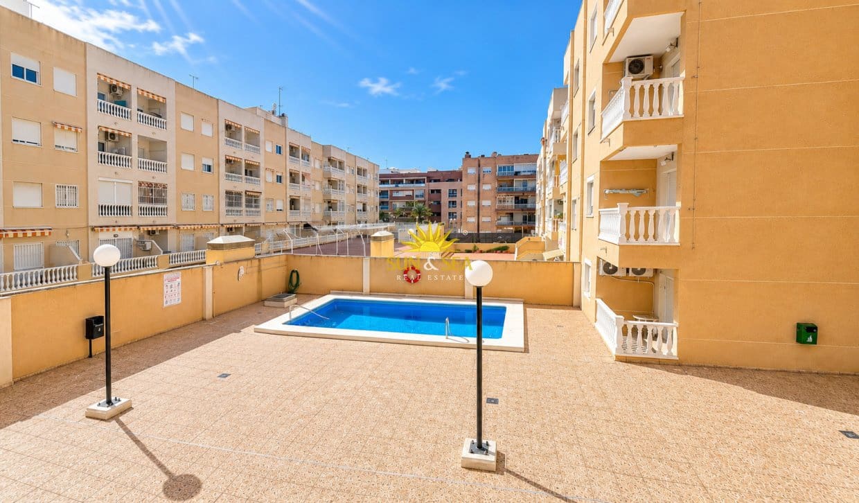 1 sypialnia Apartament na sprzedaż w Torrevieja z basenem - 99 990 € (Ref: 9827679)