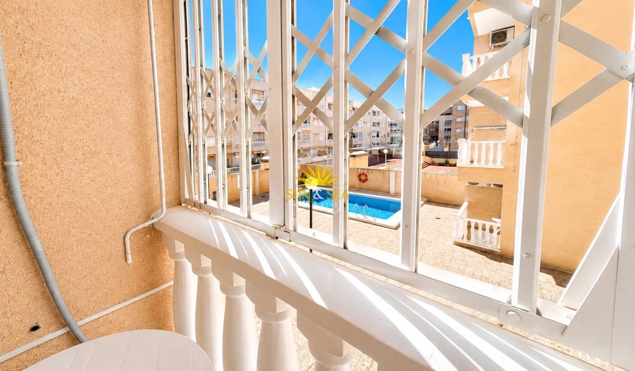 1 sypialnia Apartament na sprzedaż w Torrevieja z basenem - 99 990 € (Ref: 9827679)