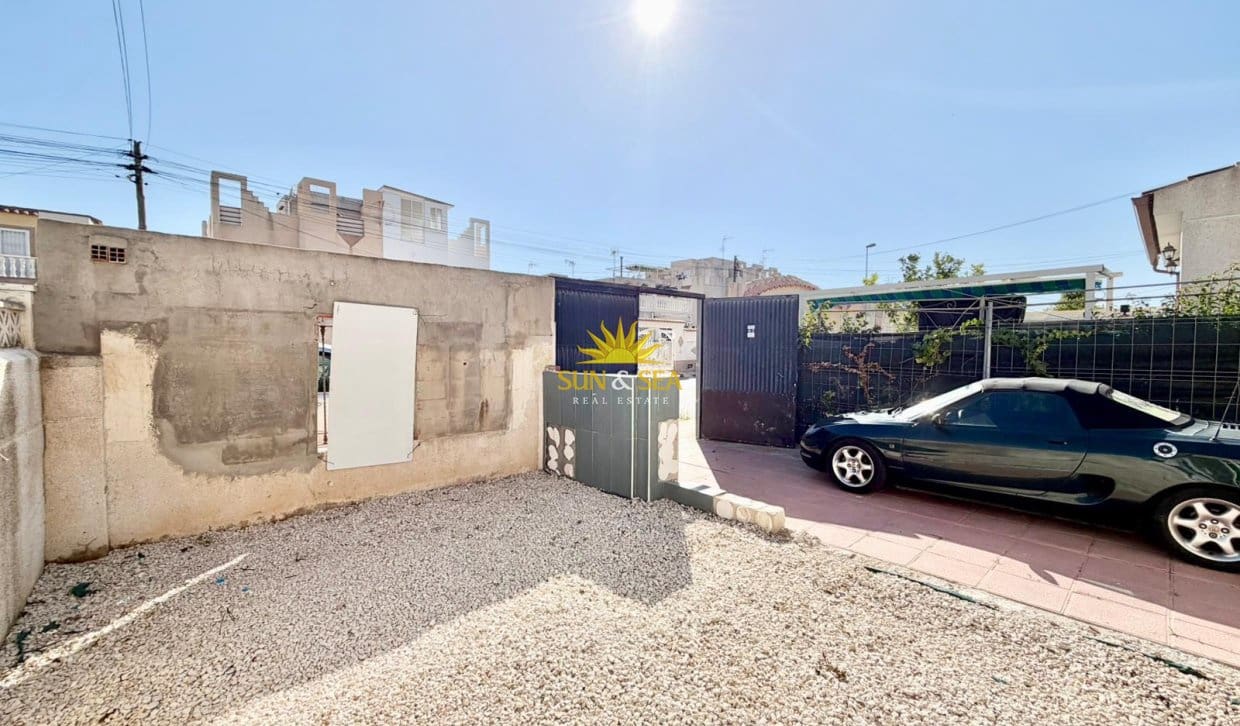 2 Zimmer Villa zu verkaufen in Torrevieja - 125.000 € (Ref: 9829772)