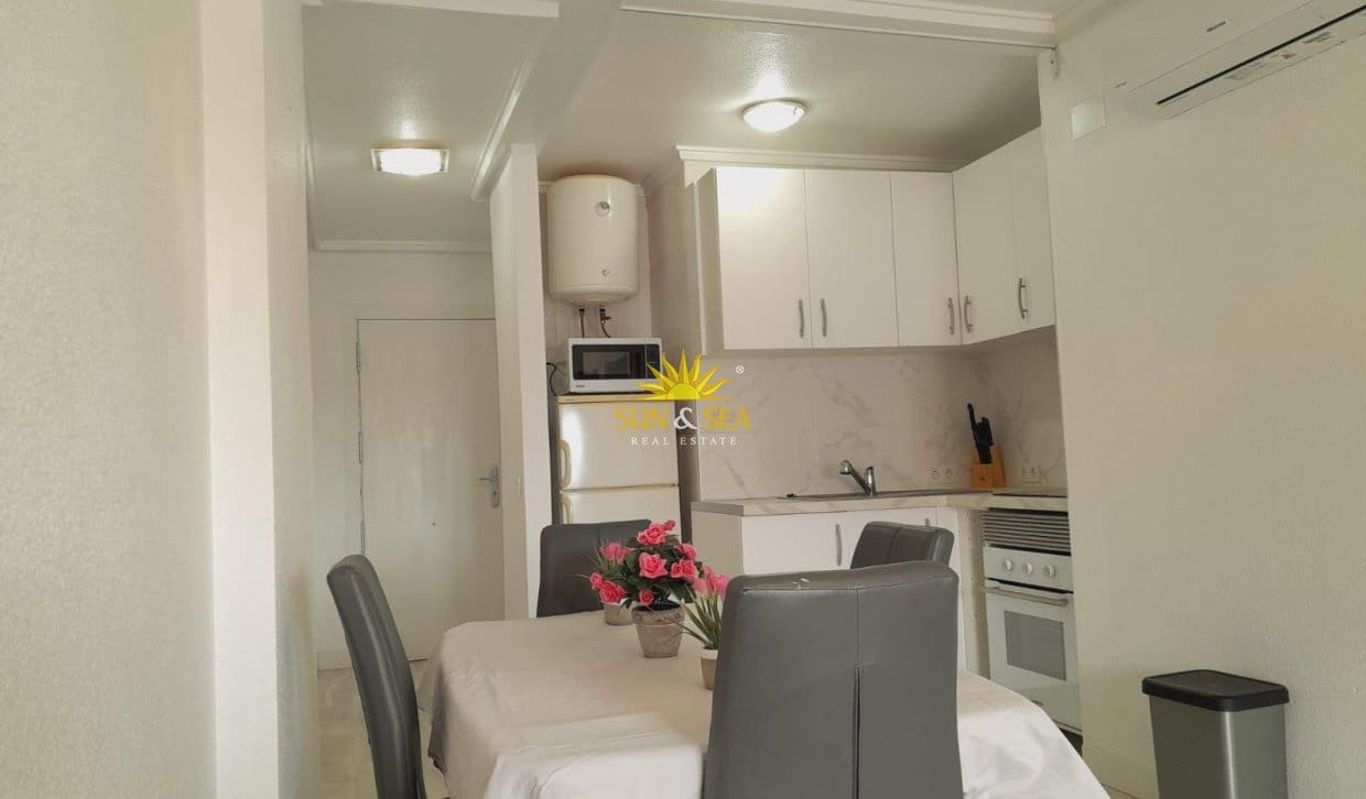 2 sovrum Lägenhet till salu i Torrevieja med pool - 125 000 € (Ref: 9830116)