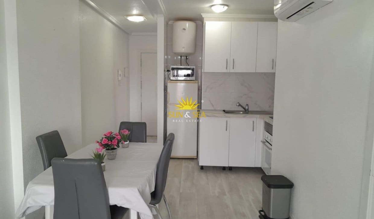 2 sovrum Lägenhet till salu i Torrevieja med pool - 125 000 € (Ref: 9830116)