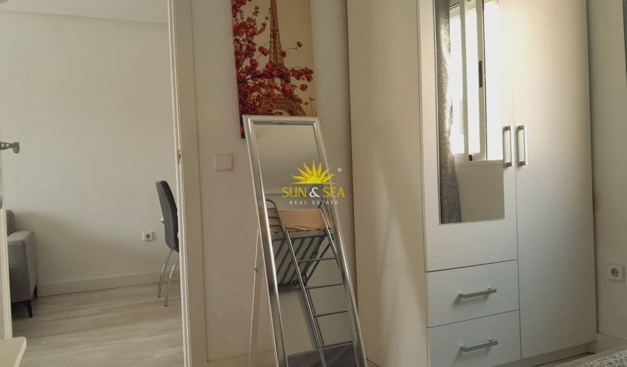 2 sovrum Lägenhet till salu i Torrevieja med pool - 125 000 € (Ref: 9830116)