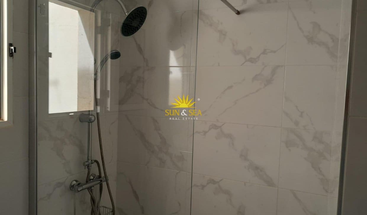 2 sovrum Lägenhet till salu i Torrevieja med pool - 125 000 € (Ref: 9830116)