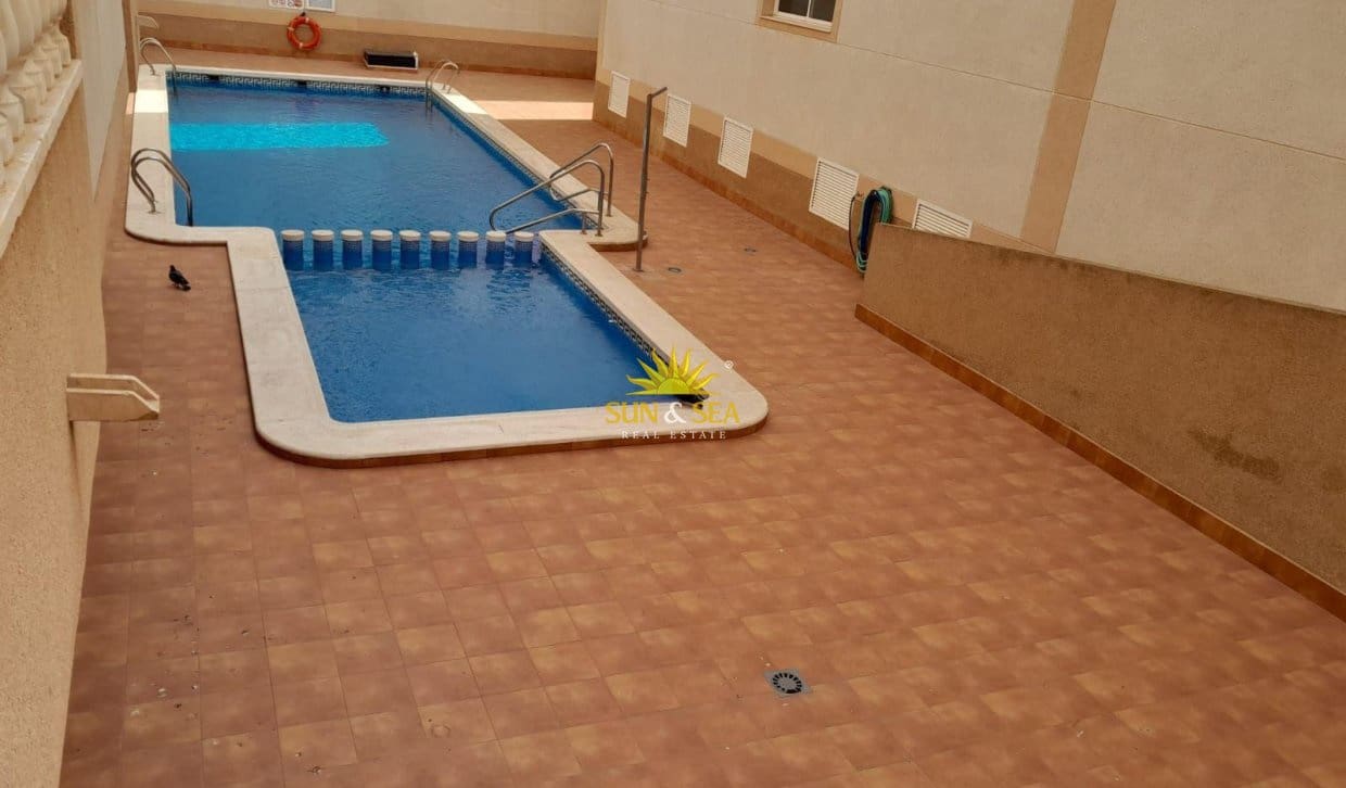 2 sovrum Lägenhet till salu i Torrevieja med pool - 125 000 € (Ref: 9830116)
