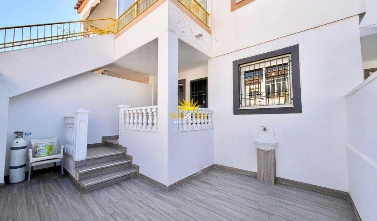 2 slaapkamer Huis te koop in Torrevieja met zwembad garage - € 165.000 (Ref: 9830286)