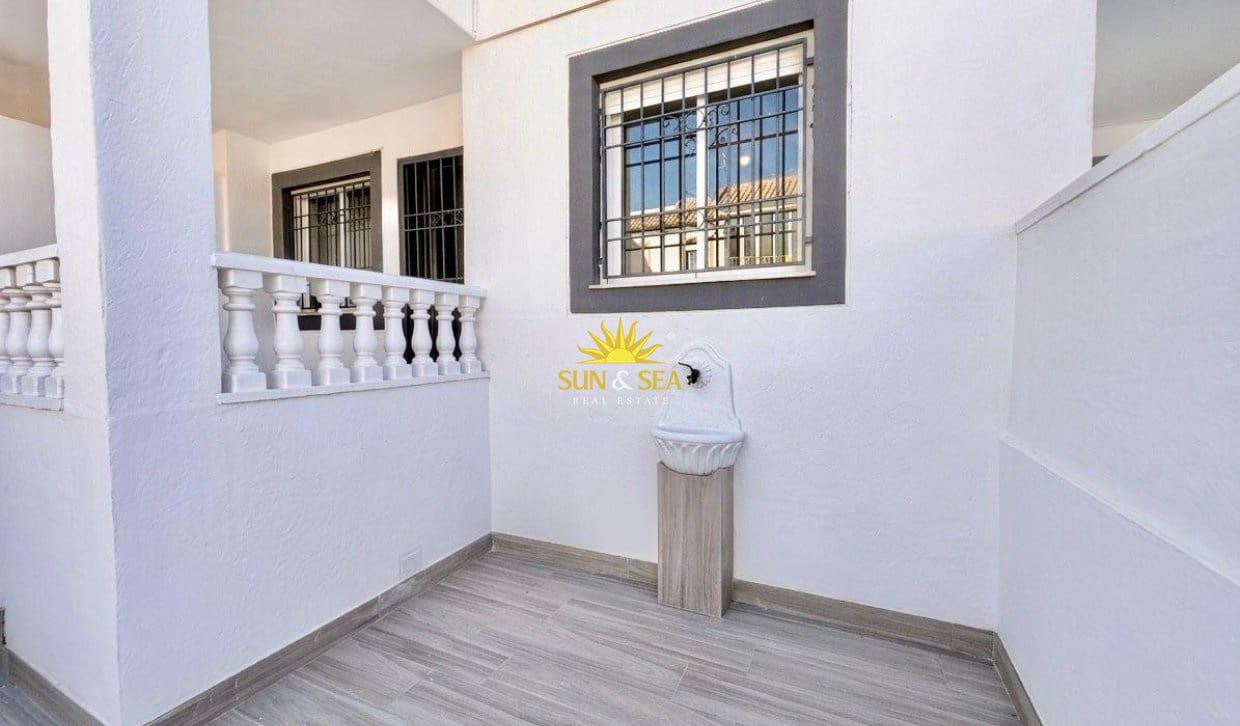 2 slaapkamer Huis te koop in Torrevieja met zwembad garage - € 165.000 (Ref: 9830286)