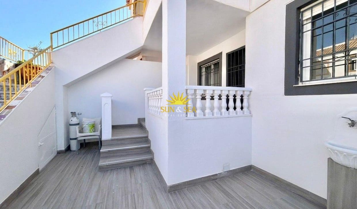 2 slaapkamer Huis te koop in Torrevieja met zwembad garage - € 165.000 (Ref: 9830286)