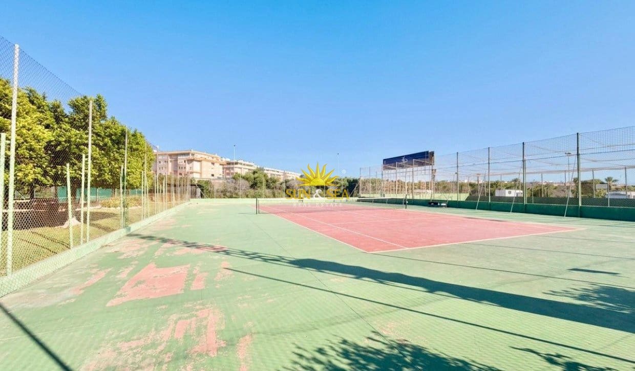 2 slaapkamer Huis te koop in Torrevieja met zwembad garage - € 165.000 (Ref: 9830286)