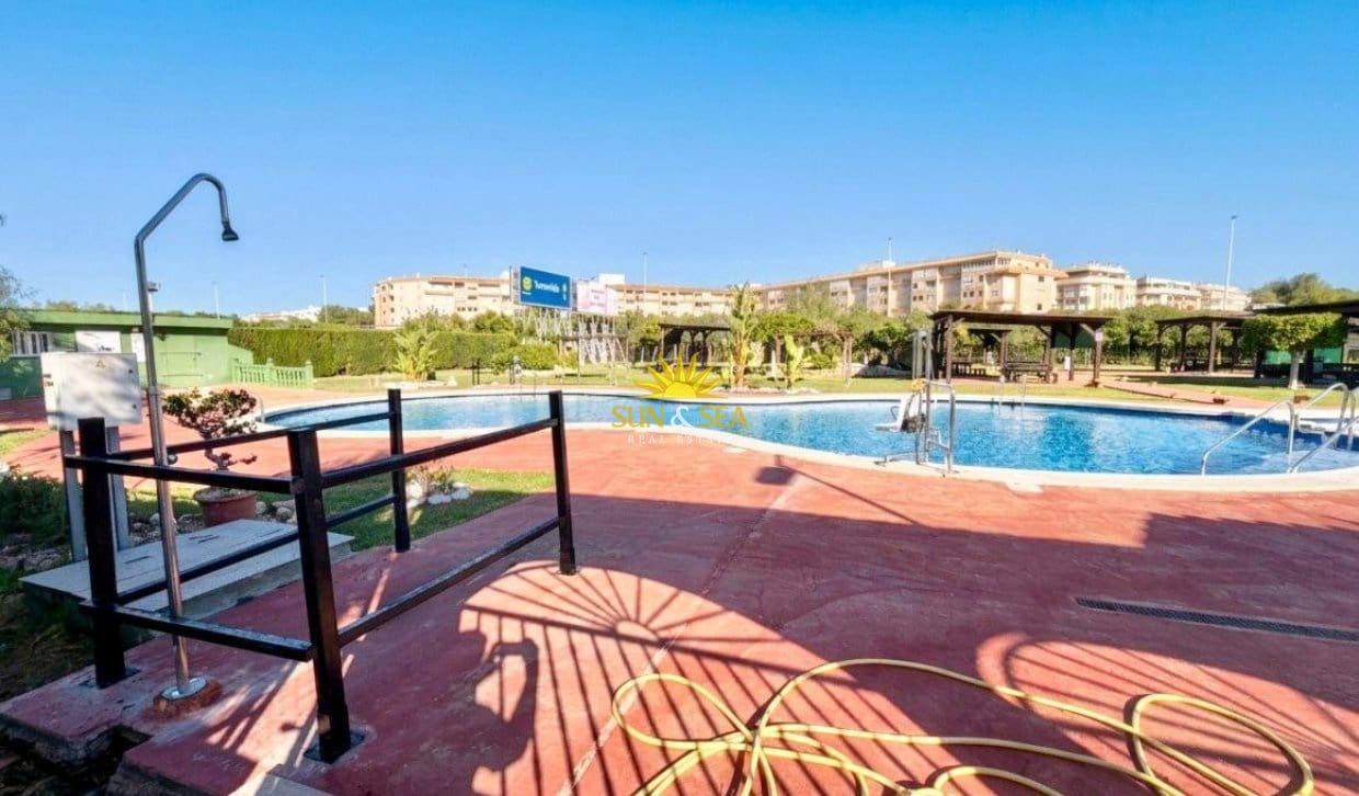 2 slaapkamer Huis te koop in Torrevieja met zwembad garage - € 165.000 (Ref: 9830286)