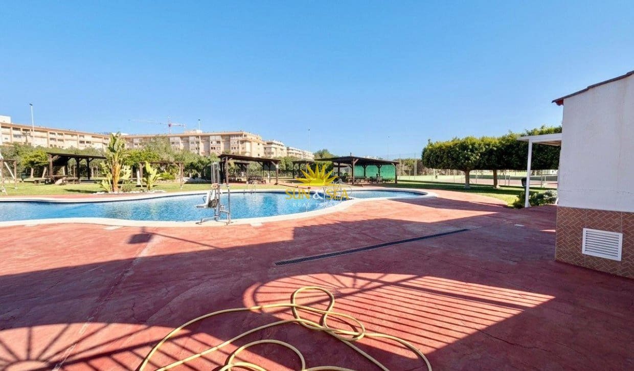 2 slaapkamer Huis te koop in Torrevieja met zwembad garage - € 165.000 (Ref: 9830286)