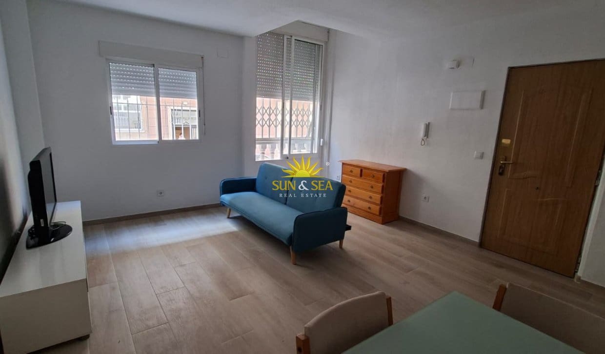 2 slaapkamer Appartement te huur in Torrevieja met zwembad - € 880 (Ref: 9833029)