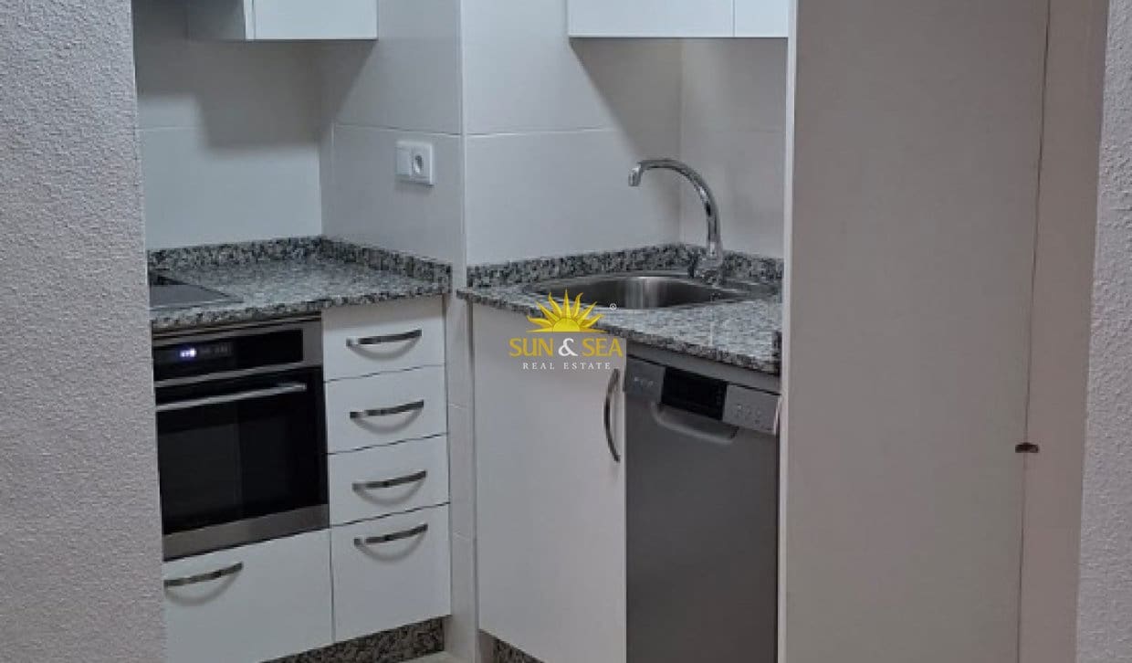 2 slaapkamer Appartement te huur in Torrevieja met zwembad - € 880 (Ref: 9833029)