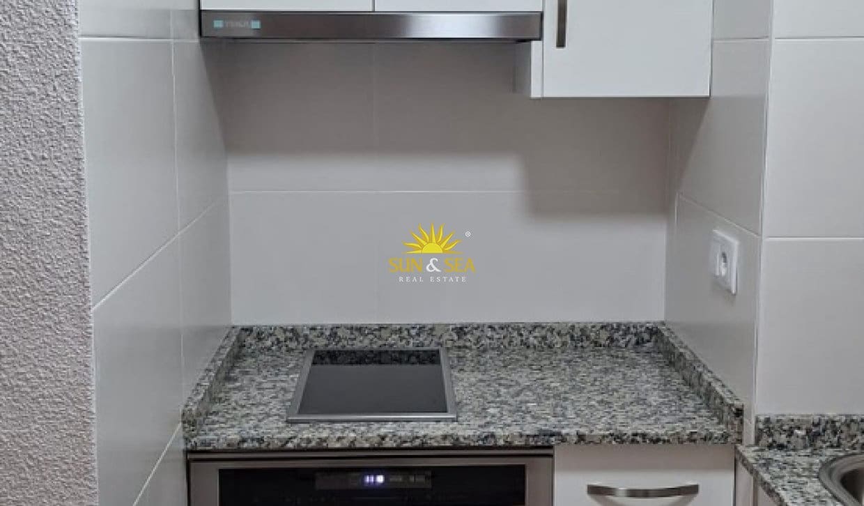 2 slaapkamer Appartement te huur in Torrevieja met zwembad - € 880 (Ref: 9833029)