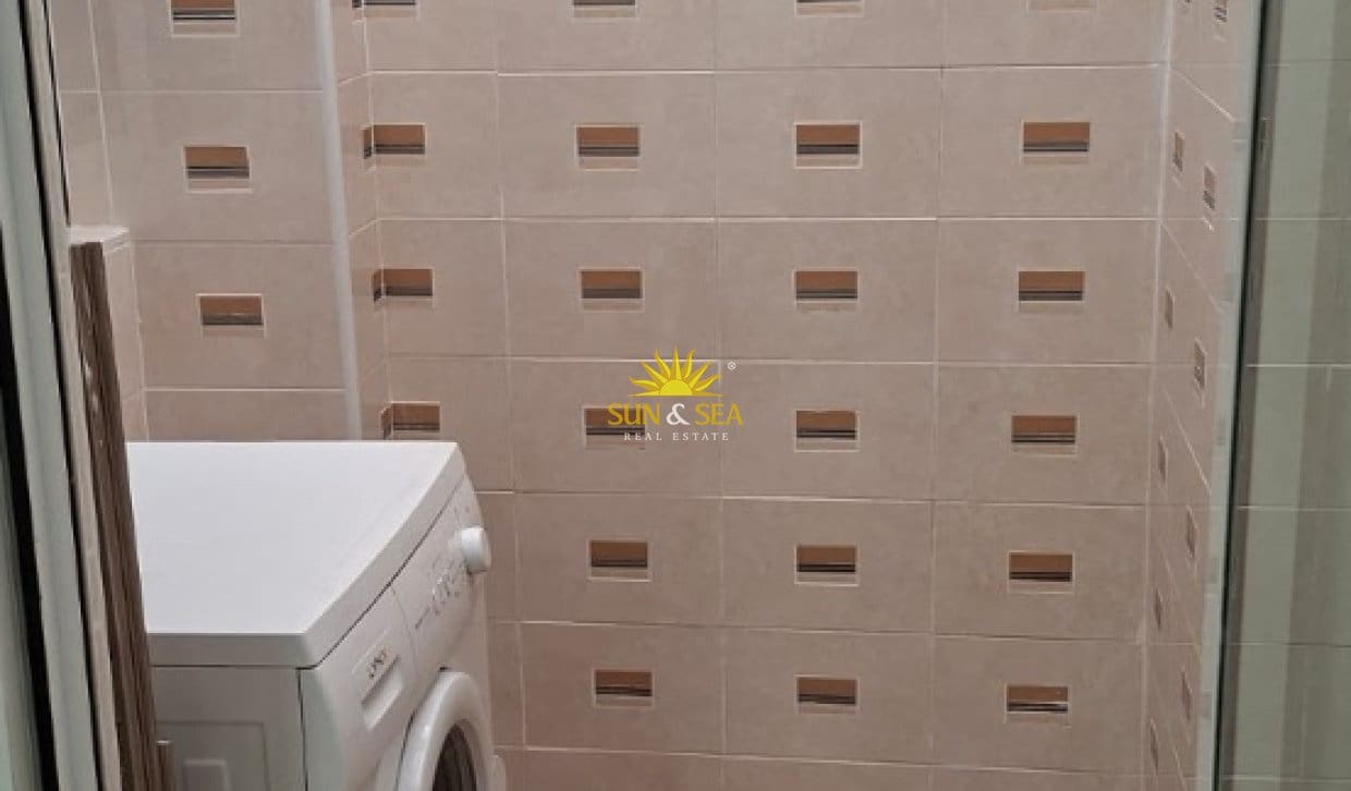 2 slaapkamer Appartement te huur in Torrevieja met zwembad - € 880 (Ref: 9833029)