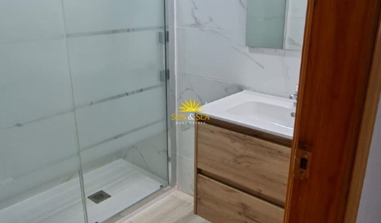 2 slaapkamer Appartement te huur in Torrevieja met zwembad - € 880 (Ref: 9833029)