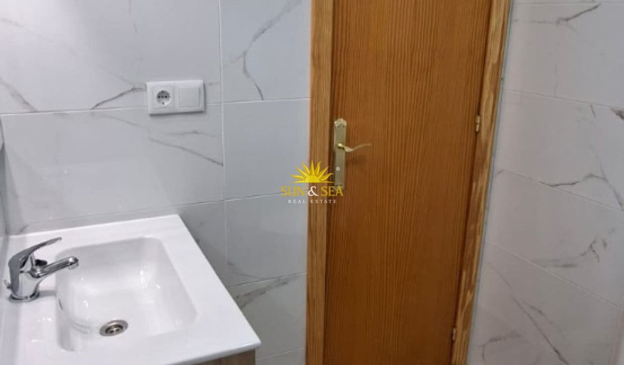 2 slaapkamer Appartement te huur in Torrevieja met zwembad - € 880 (Ref: 9833029)