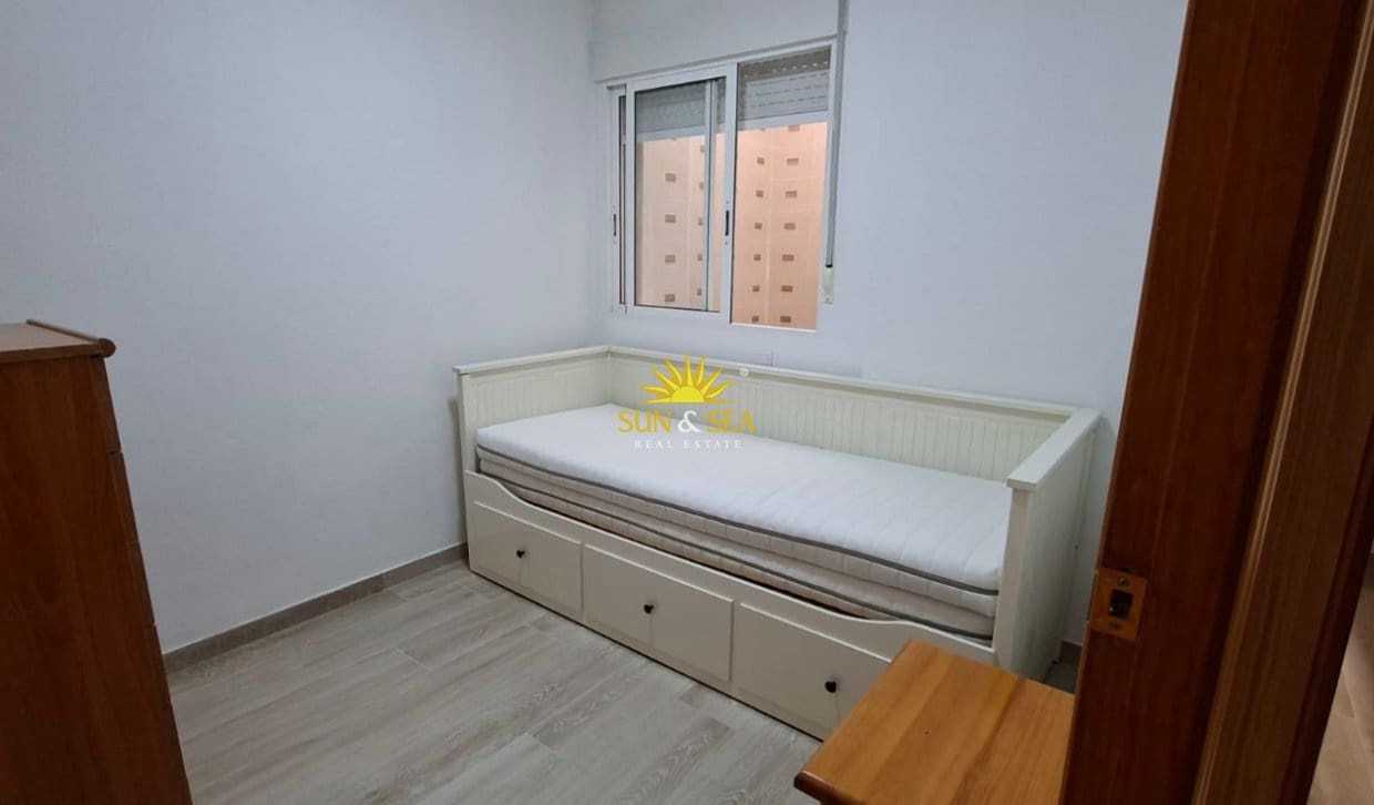 2 slaapkamer Appartement te huur in Torrevieja met zwembad - € 880 (Ref: 9833029)