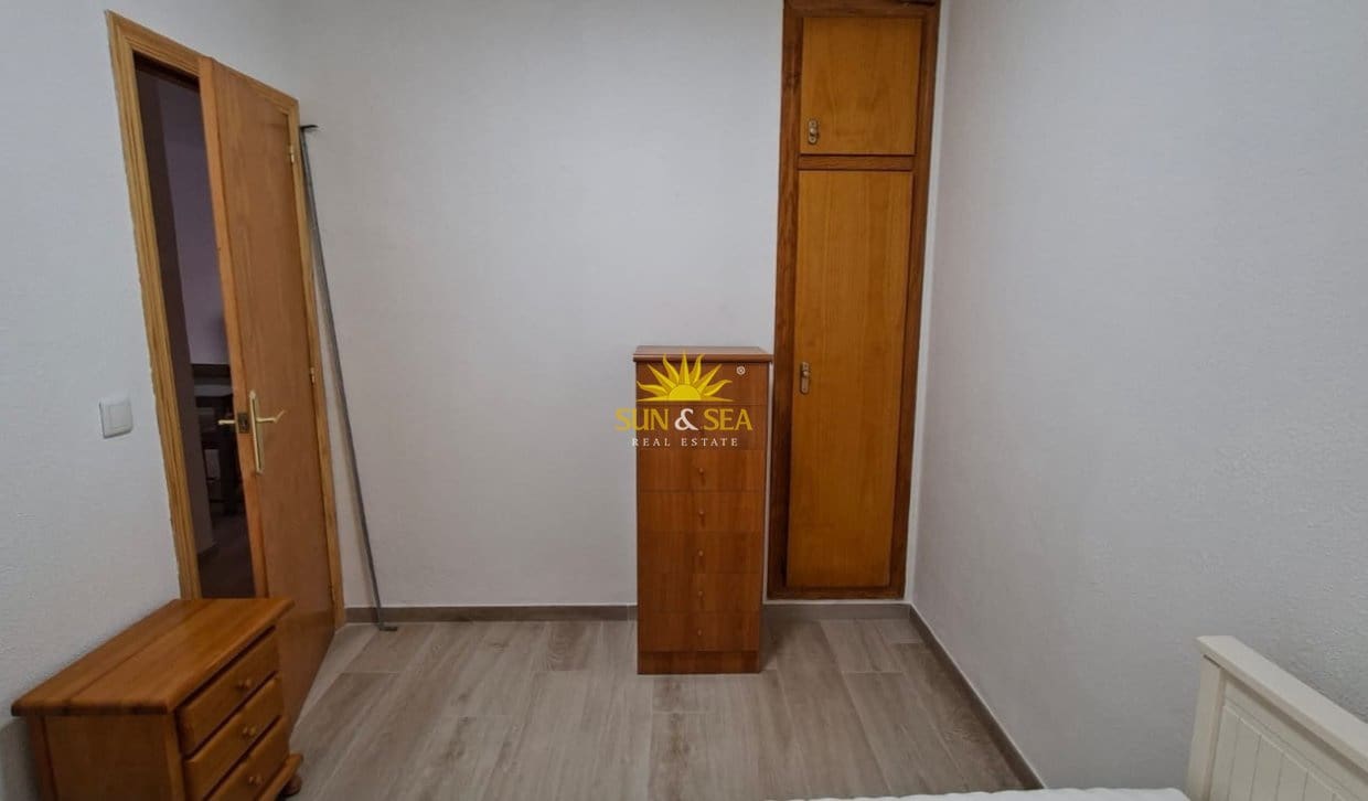 2 slaapkamer Appartement te huur in Torrevieja met zwembad - € 880 (Ref: 9833029)