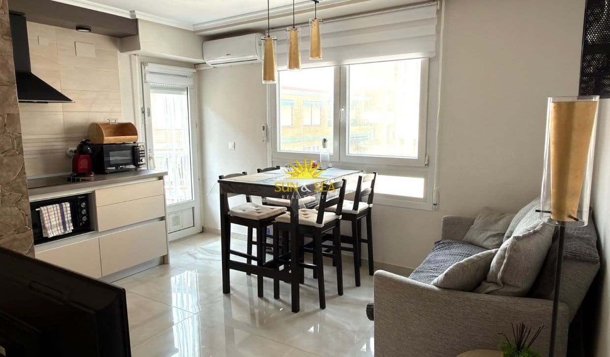 2 Zimmer Apartment zu vermieten in Torrevieja mit Garage - 950 € (Ref: 9834046)