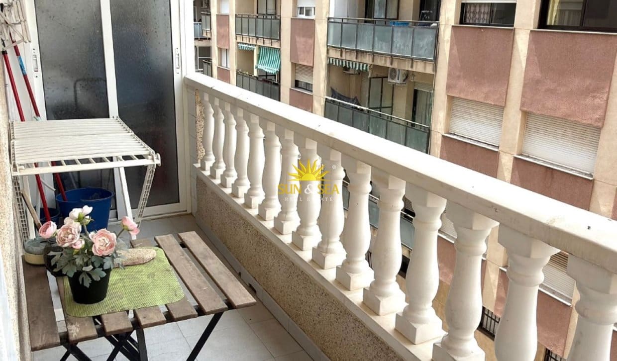 2 Zimmer Apartment zu vermieten in Torrevieja mit Garage - 950 € (Ref: 9834046)