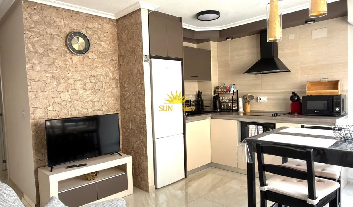 2 Zimmer Apartment zu vermieten in Torrevieja mit Garage - 950 € (Ref: 9834046)