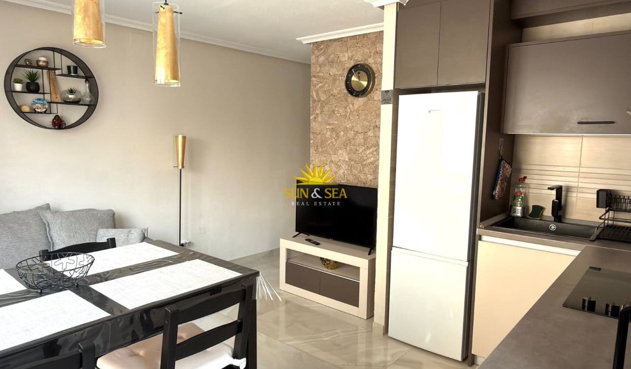 2 Zimmer Apartment zu vermieten in Torrevieja mit Garage - 950 € (Ref: 9834046)