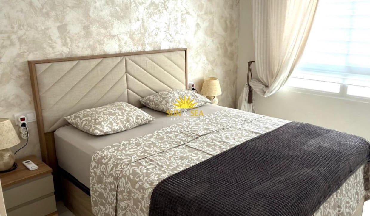 2 Zimmer Apartment zu vermieten in Torrevieja mit Garage - 950 € (Ref: 9834046)