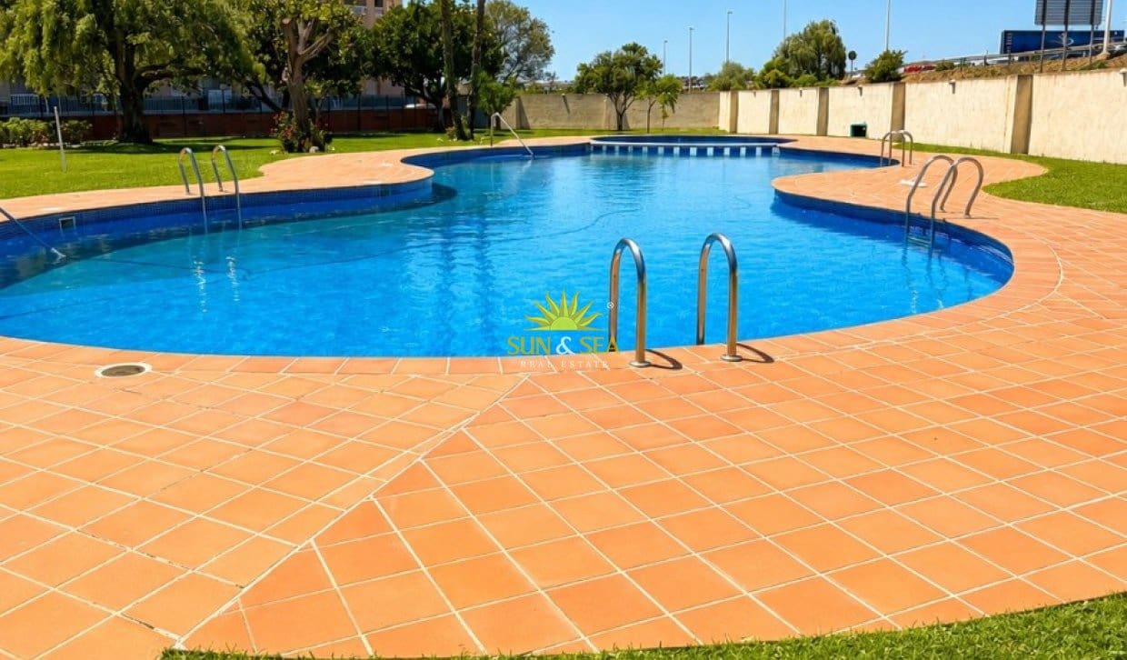 2 bedroom Apartment for rent in Torrevieja with pool - € 900 (Ref: 9834814)